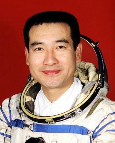 关于翟志刚的个人资料,太空行走第一人，谱写中国航天新篇章